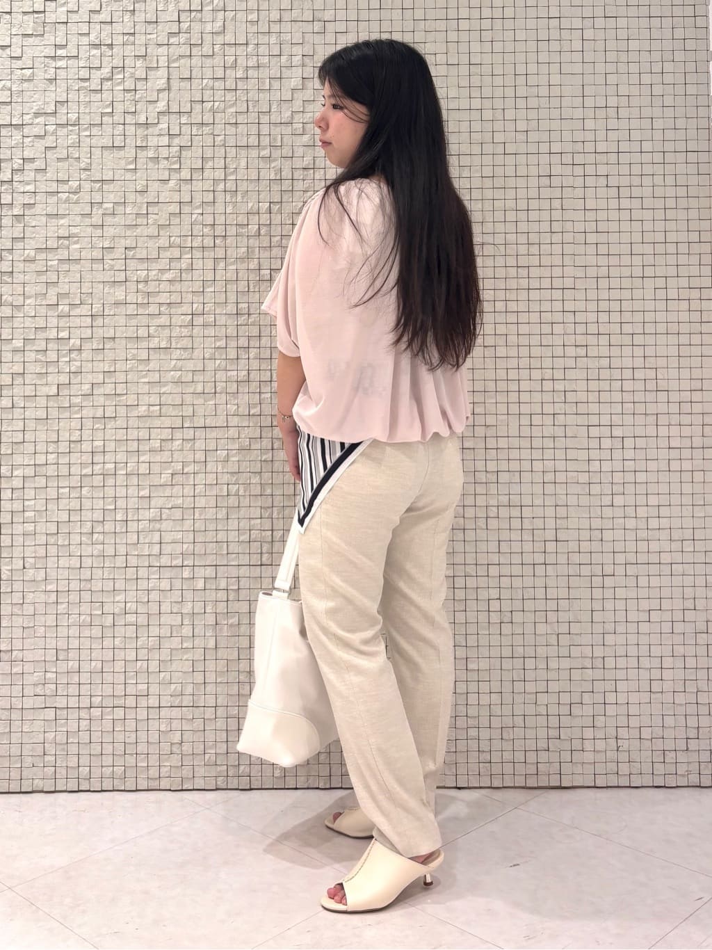 MEGUMIさんの「INDIVI｜【洗える／体型カバー】シャーリングシアートップス」を使ったコーディネート