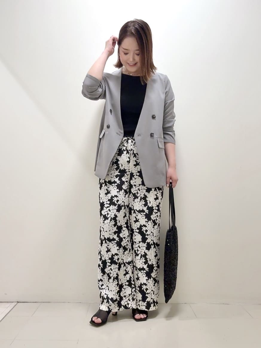 YUIさんの「UNTITLED｜【ウエストゴム/ワイド/柄】モノトーンフラワーパンツ」を使ったコーディネート