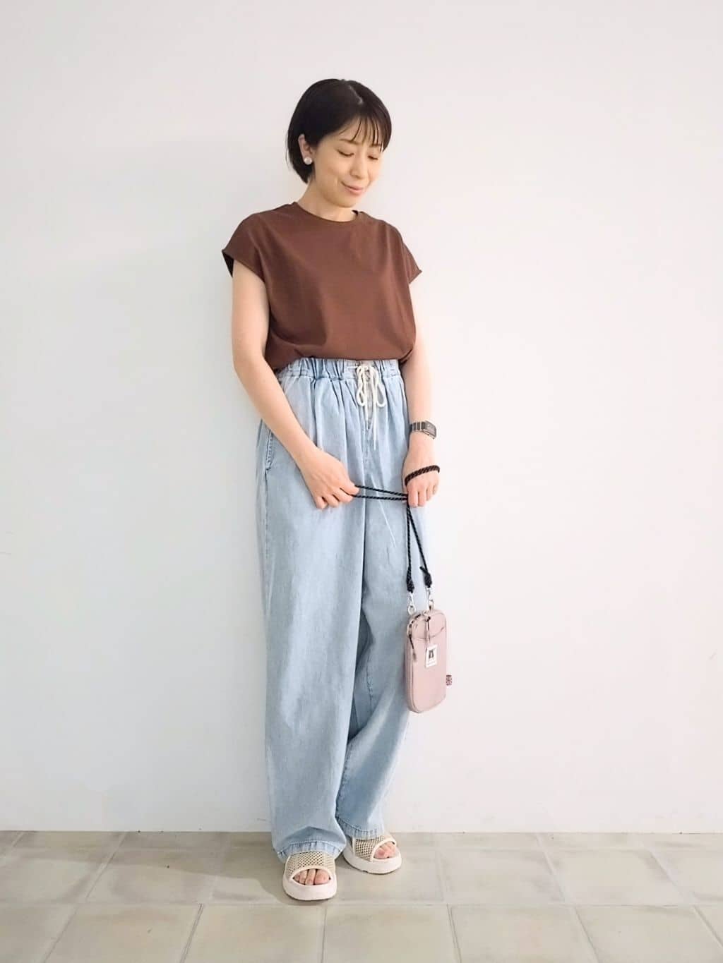 miomioさんの「SHOO･LA･RUE｜【S-LL/汗ジミ軽減/ひんやり/UV】インせず着られる フレンチスリーブTシャツ」を使ったコーディネート