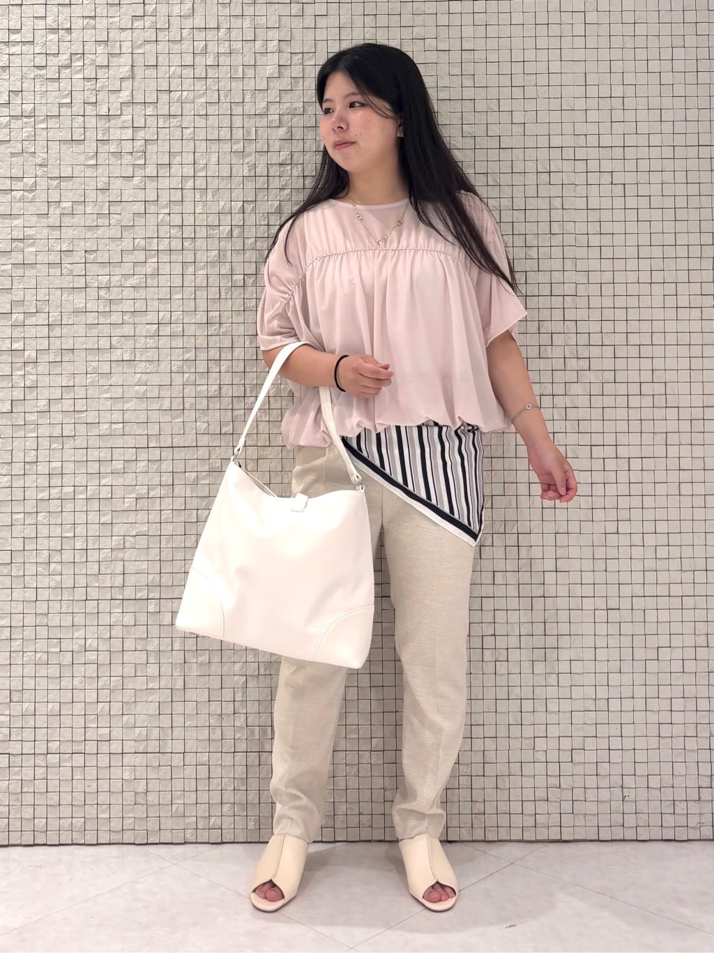 MEGUMIさんの「INDIVI｜【洗える／体型カバー】シャーリングシアートップス」を使ったコーディネート