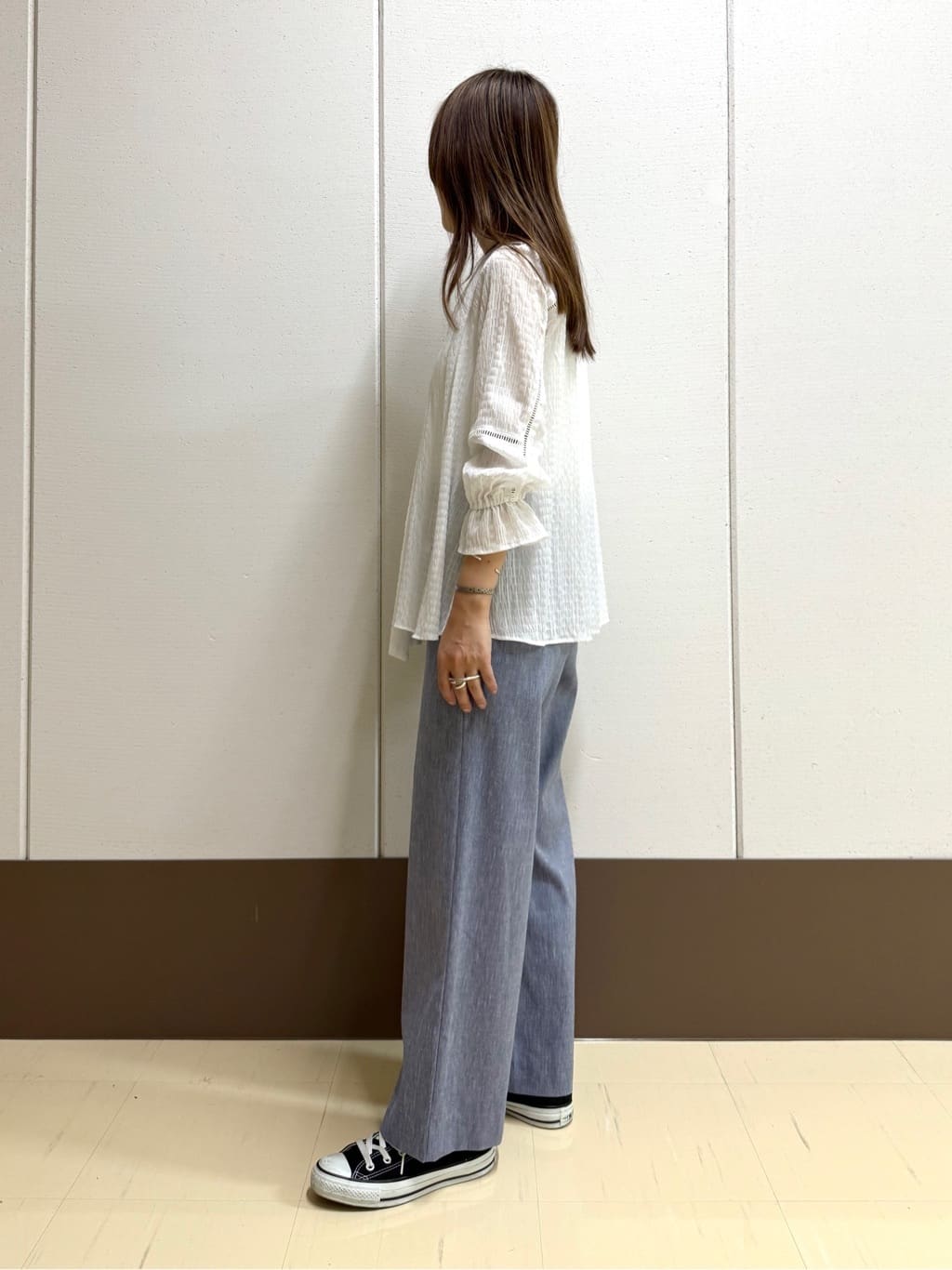 mamiさんの「INDIVI｜【洗える／シャーリング素材】ボリューム袖エアリーブラウス」を使ったコーディネート