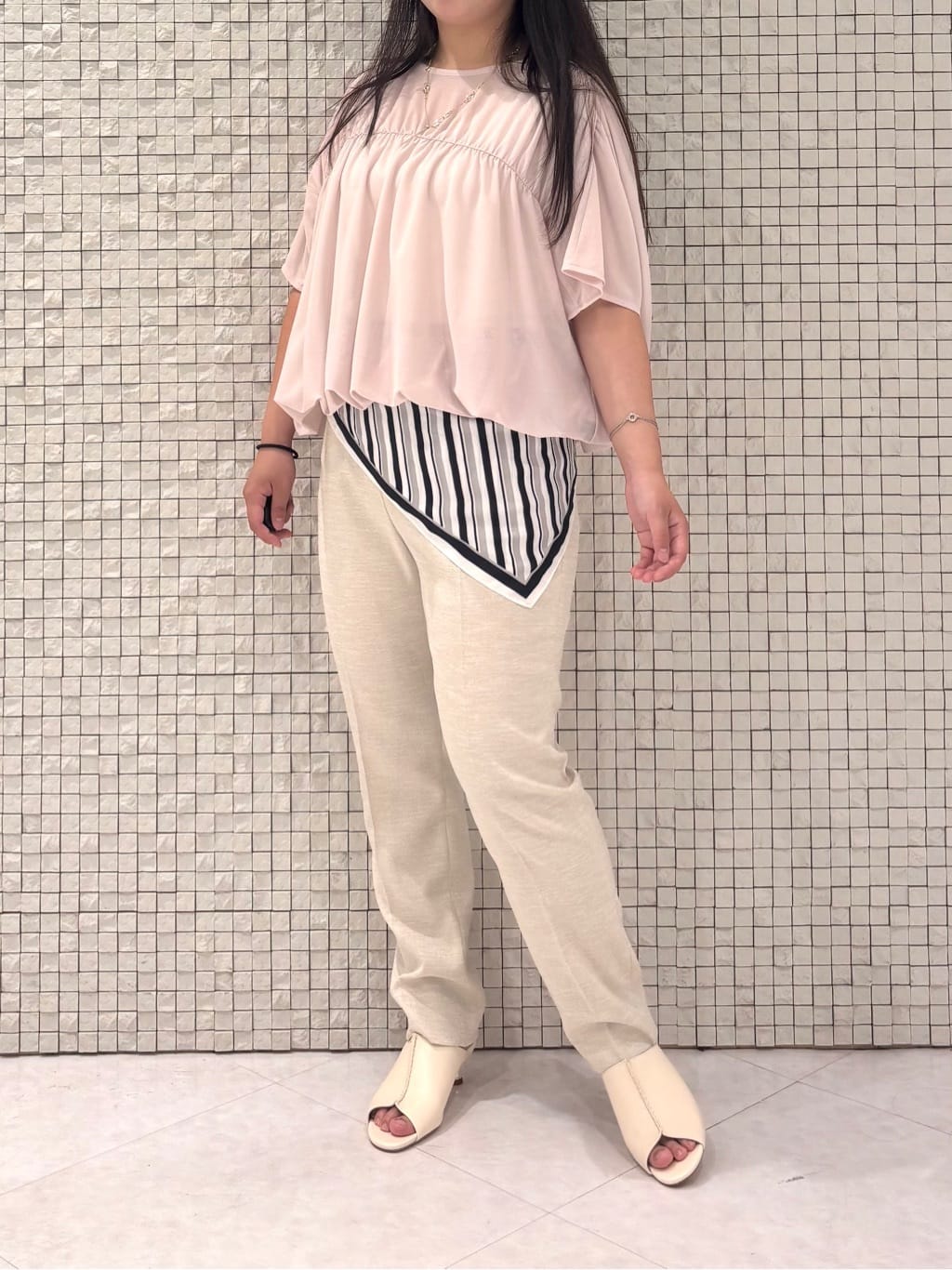MEGUMIさんの「INDIVI｜【洗える／体型カバー】シャーリングシアートップス」を使ったコーディネート