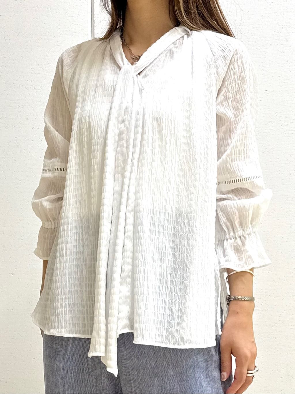 mamiさんの「INDIVI｜【洗える／シャーリング素材】ボリューム袖エアリーブラウス」を使ったコーディネート