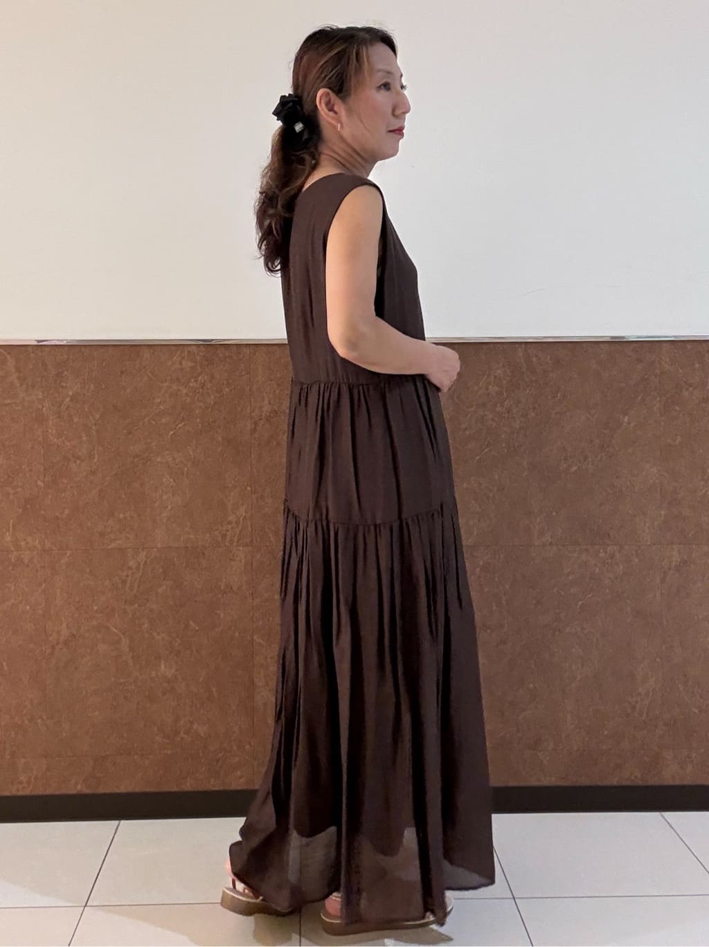 MAYUMIさんの「OPAQUE.CLIP｜麻混シアーギャザーティアードワンピース【洗濯機洗い可】」を使ったコーディネート