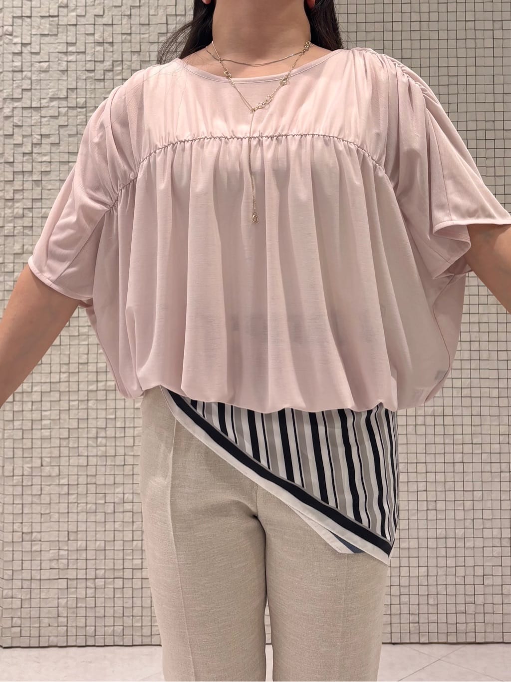 MEGUMIさんの「INDIVI｜【洗える／体型カバー】シャーリングシアートップス」を使ったコーディネート