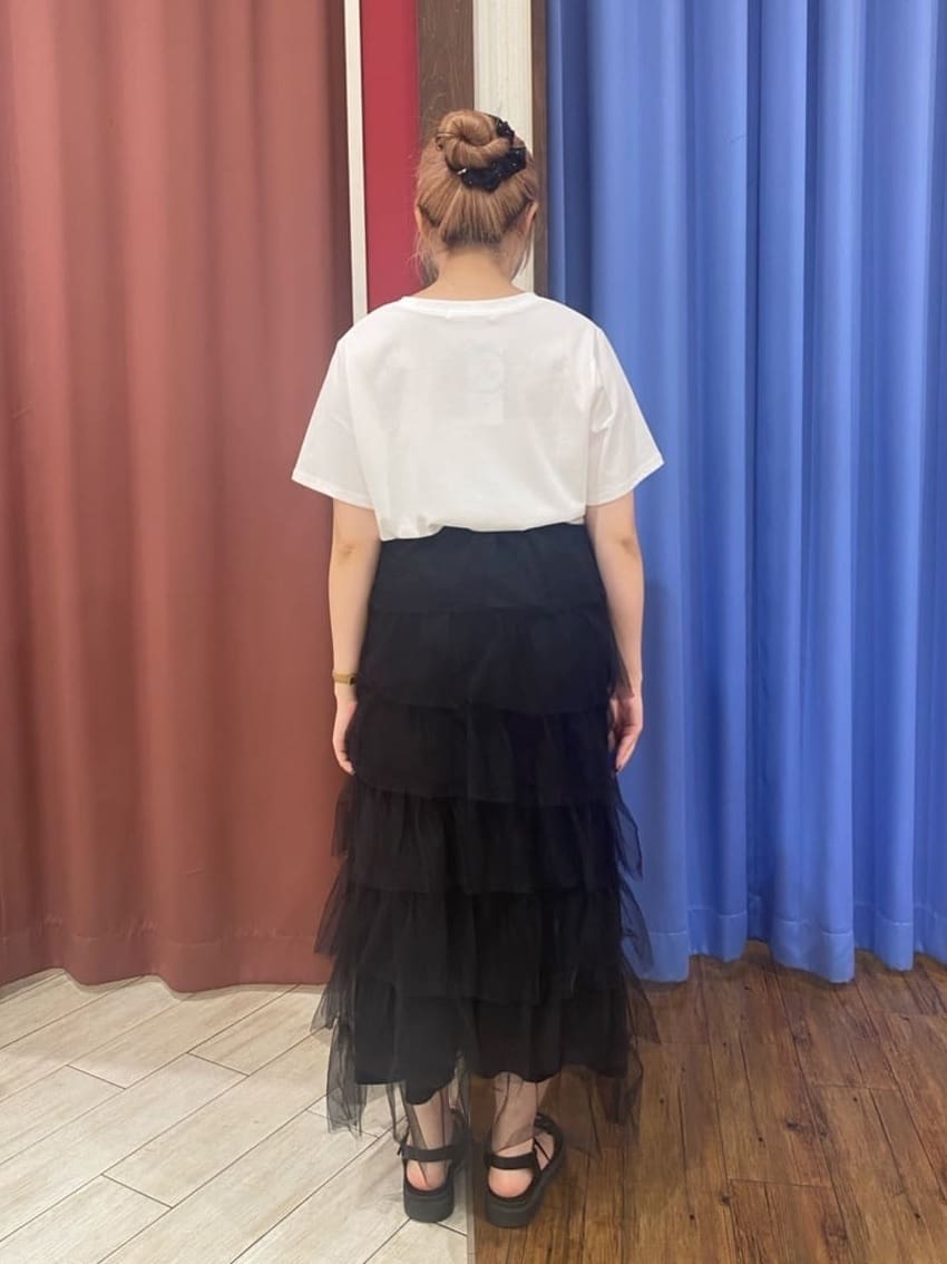 SAKUさんの「SHOO･LA･RUE｜【S-LL/ひんやり/汗ジミ軽減/UVカット】グラフィックアソートTシャツ」を使ったコーディネート