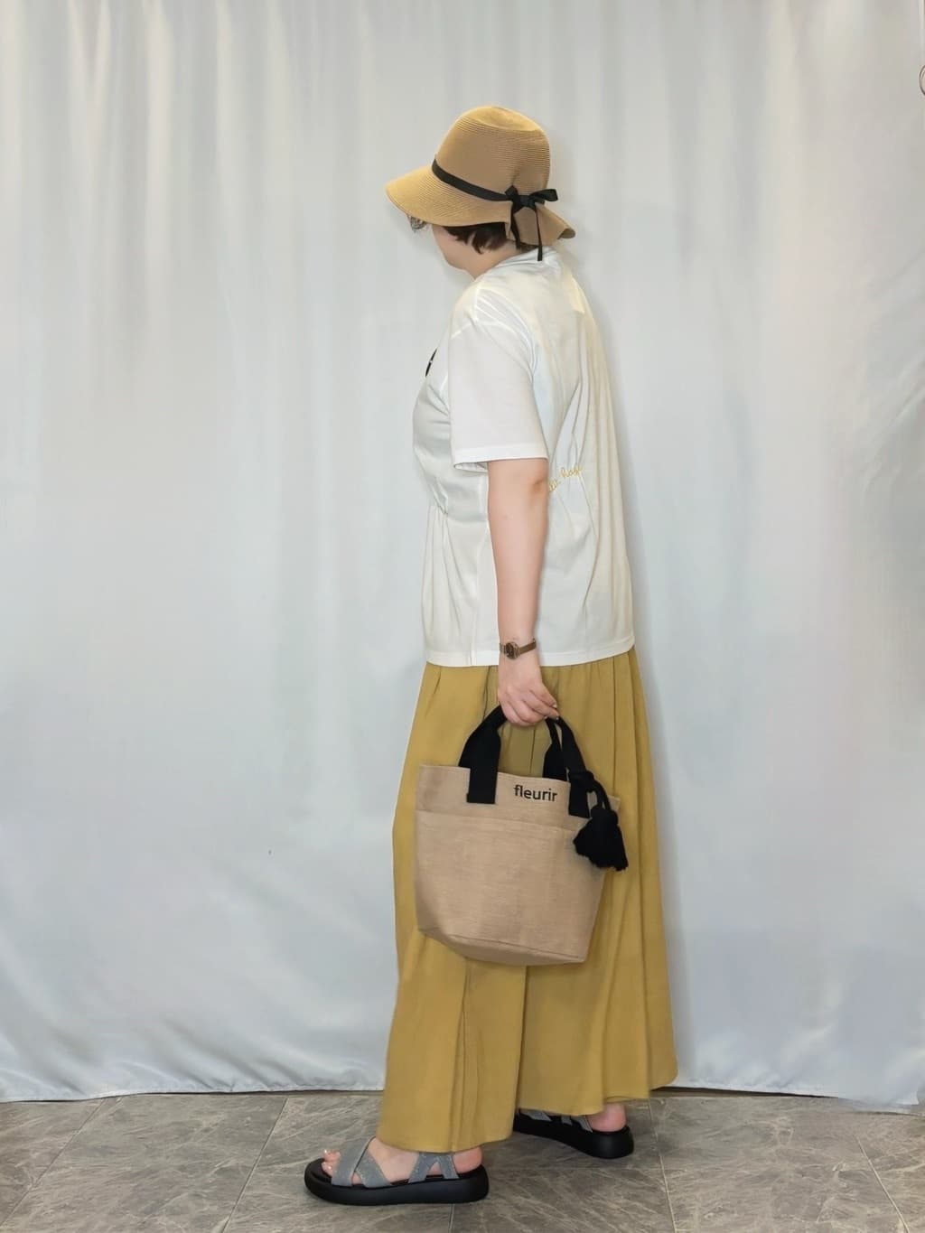 たみさんの「SHOO･LA･RUE｜【ひんやり】大人のカジュアルスタイルに レタリング刺繍Tシャツ」を使ったコーディネート