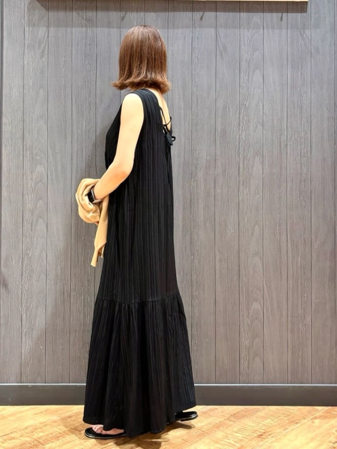 meiさんの「SHOO･LA･RUE｜【S-LL】後ろ姿も抜かりなく 1枚でサマ見え ティアードワンピース」を使ったコーディネート