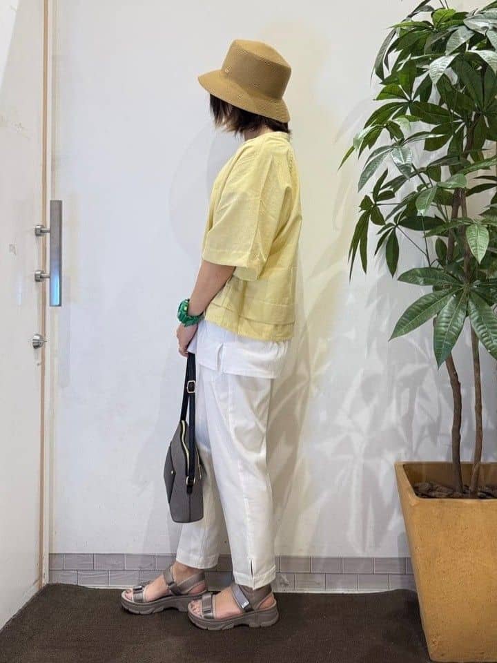 misakiさんの「SHOO･LA･RUE｜【洗濯後しわになりにくい/UV/吸水速乾】大人きれいな バンドカラーシャツ」を使ったコーディネート