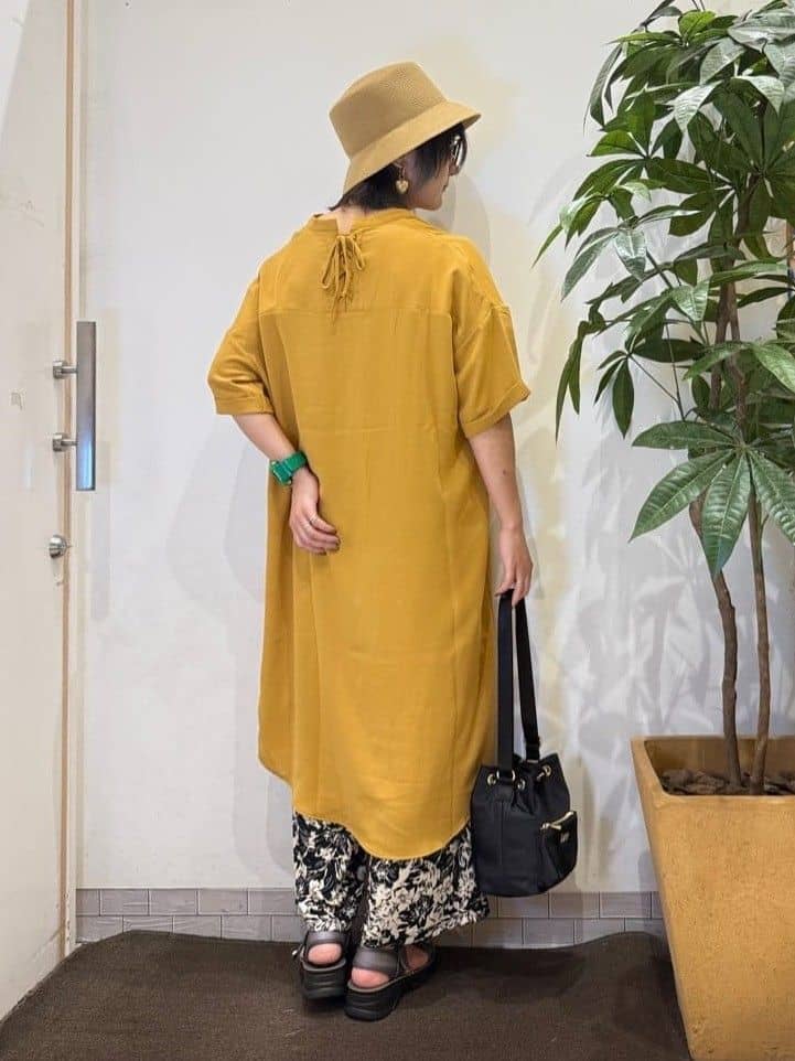 misakiさんの「SHOO･LA･RUE｜【S-LL/洗濯後しわになりにくい/体型カバー】後ろ姿もサマになる バックレースアップチュニック」を使ったコーディネート