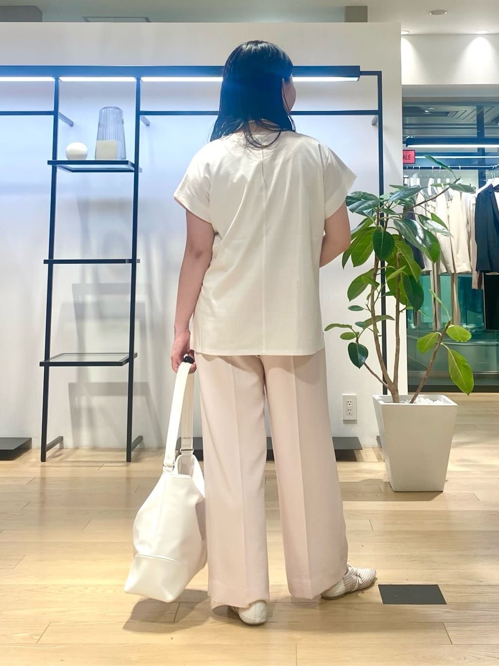 misakiさんの「INDIVI｜【洗える／汗ジミ防止】バイカラー＆アシメヘム Tシャツ」を使ったコーディネート