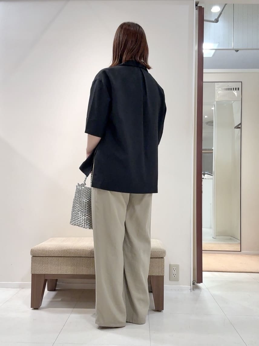 YUIさんの「UNTITLED｜【UVカット/接触冷感/吸水速乾/ゆったり】V開きネックシャツ」を使ったコーディネート