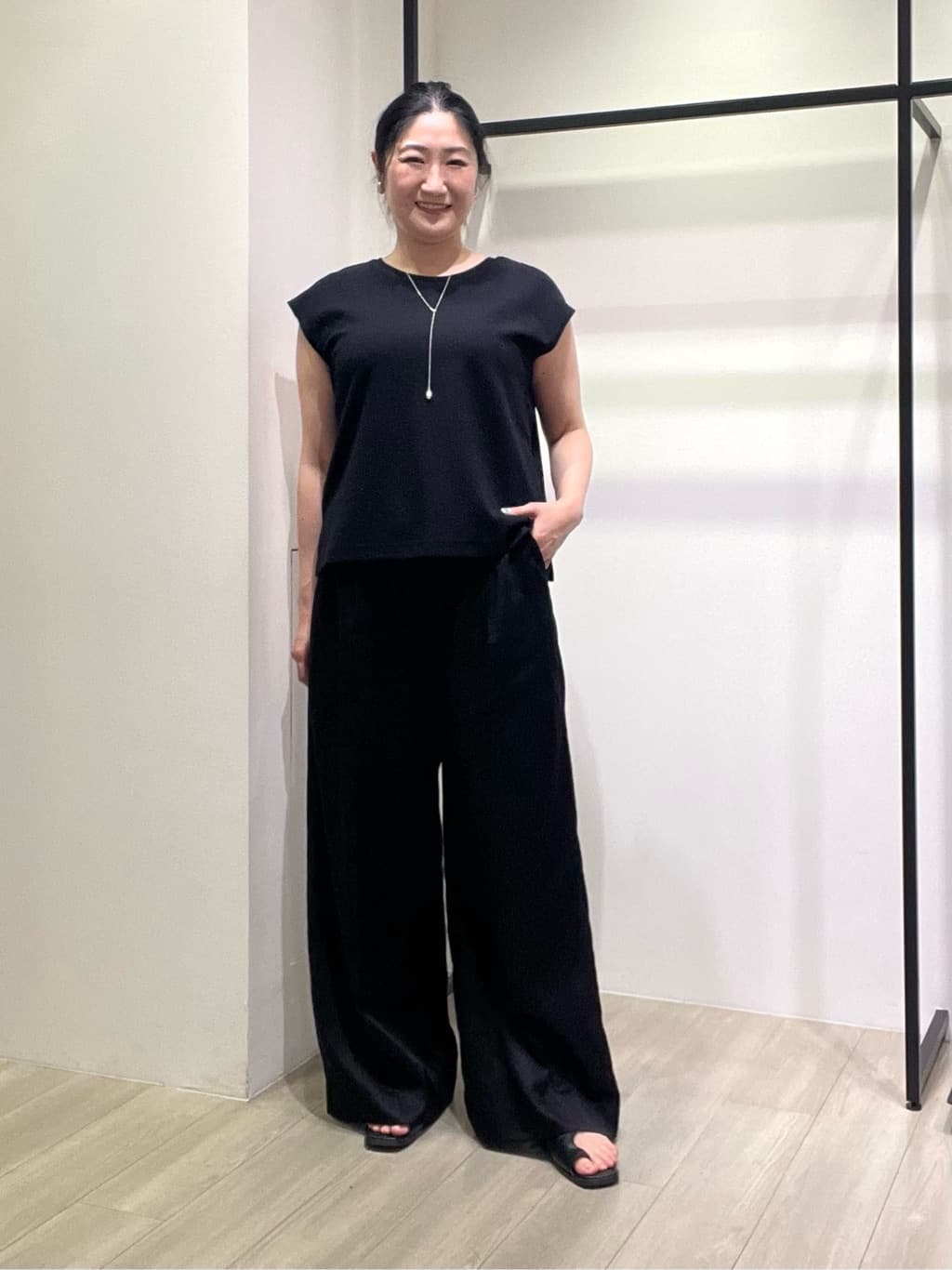 TOMOMIさんの「INDIVI｜【2点セット／着回し◎】ノースリーブ＆ティアードスカート カセット服」を使ったコーディネート