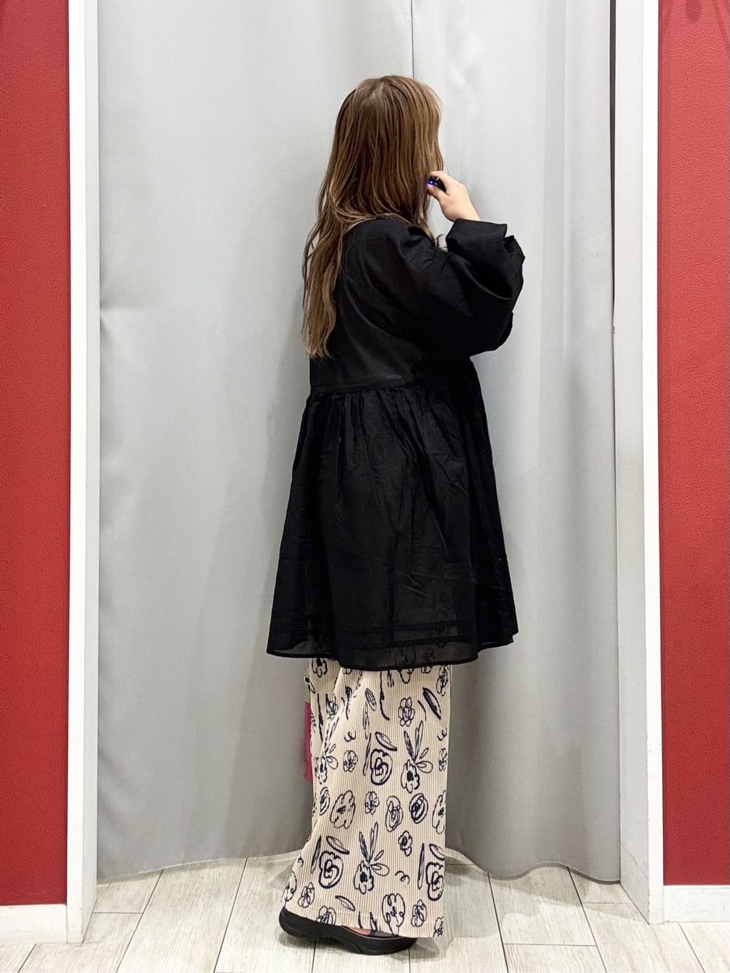shioさんの「SHOO･LA･RUE｜【洗濯機可/柄が選べる】さらさら楽ちん プリーツ ワイドパンツ」を使ったコーディネート