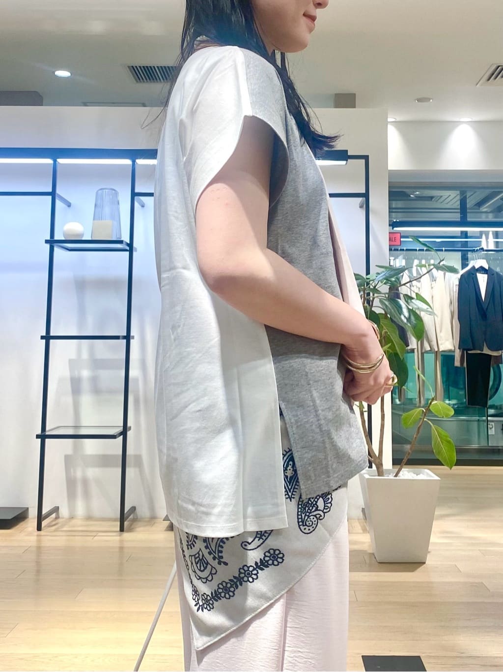 misakiさんの「INDIVI｜【洗える／汗ジミ防止】バイカラー＆アシメヘム Tシャツ」を使ったコーディネート