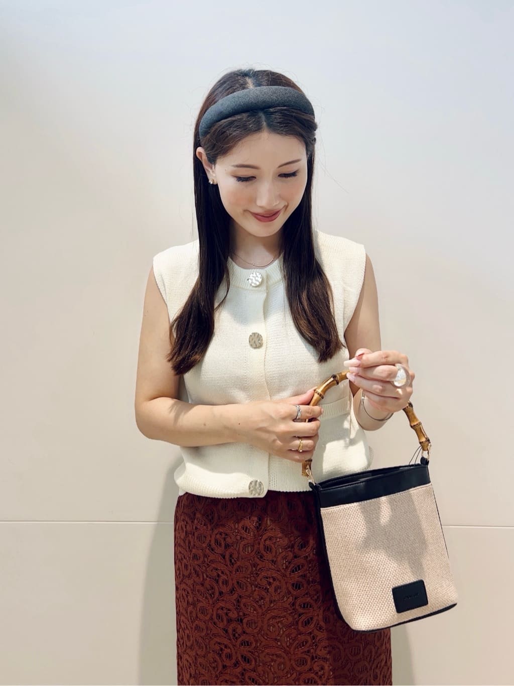 maiさんの「OPAQUE.CLIP｜変形ブロンズボタンニットベスト【洗濯機洗い可】」を使ったコーディネート