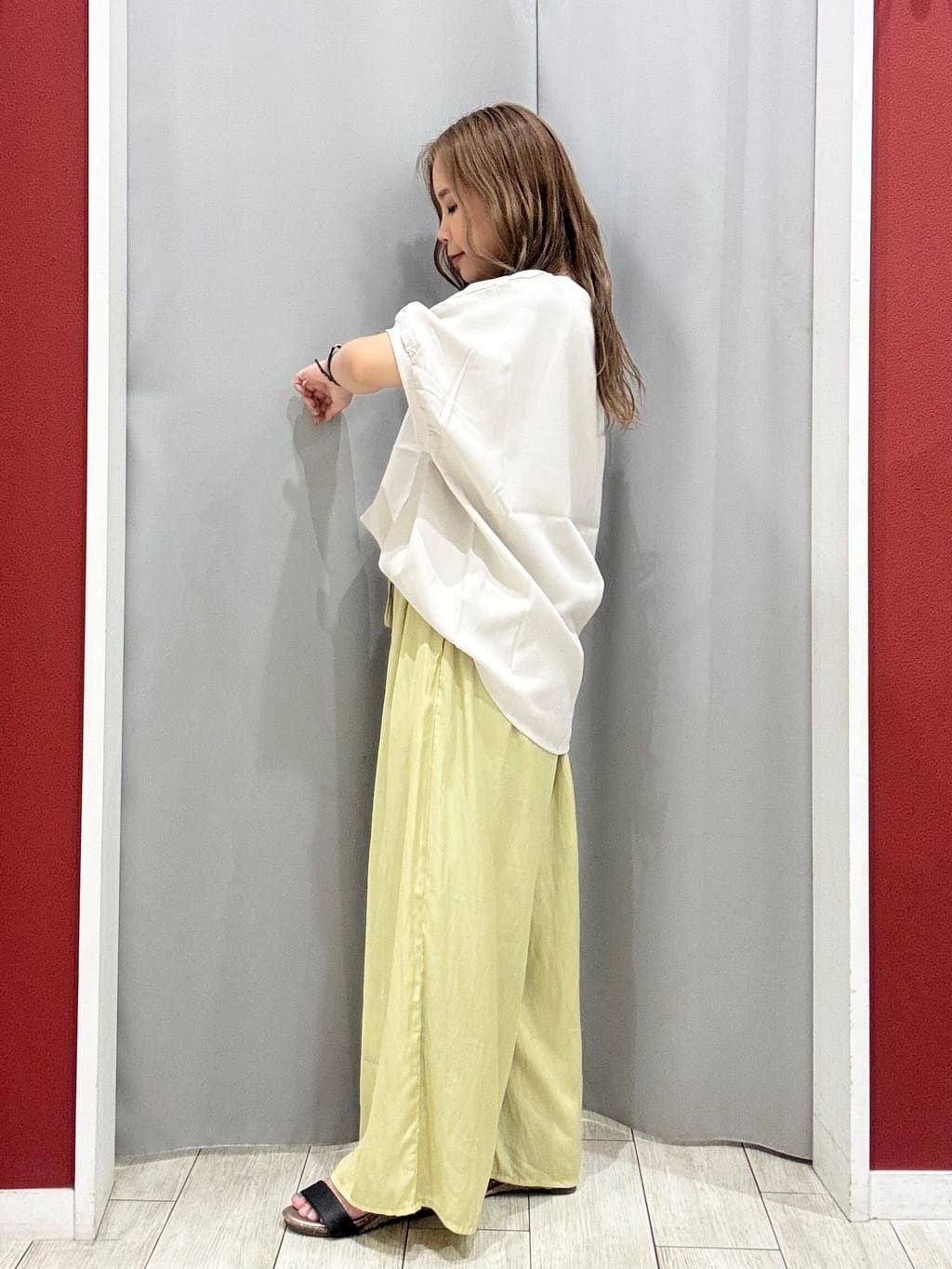 shioさんの「SHOO･LA･RUE｜【ひんやり/洗濯後しわになりにくい】リブ切り替えドルマンブラウス」を使ったコーディネート