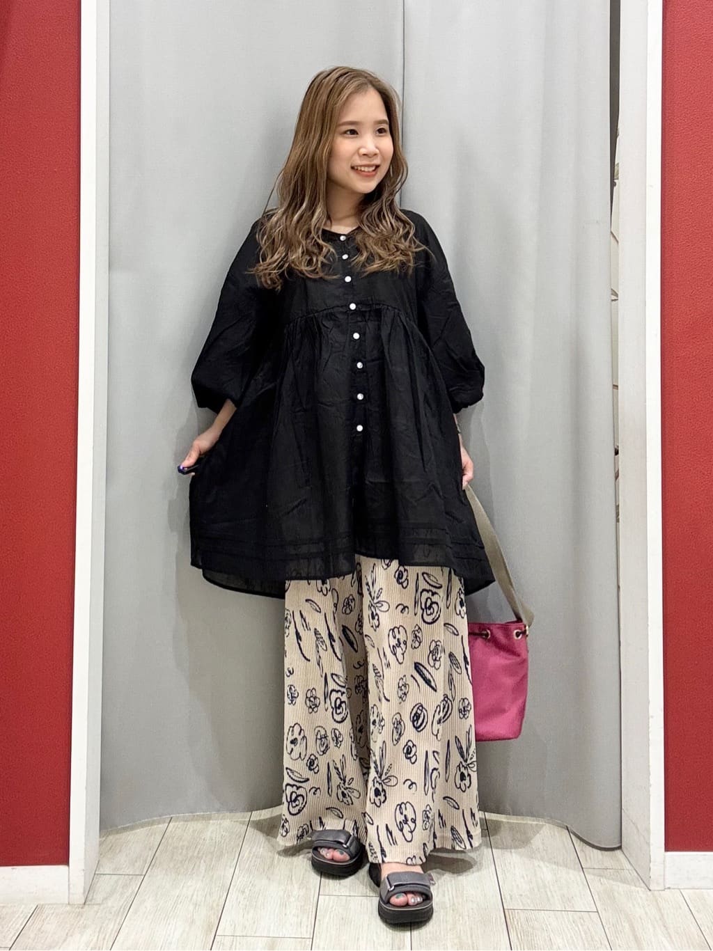 shioさんの「SHOO･LA･RUE｜【洗濯機可/柄が選べる】さらさら楽ちん プリーツ ワイドパンツ」を使ったコーディネート