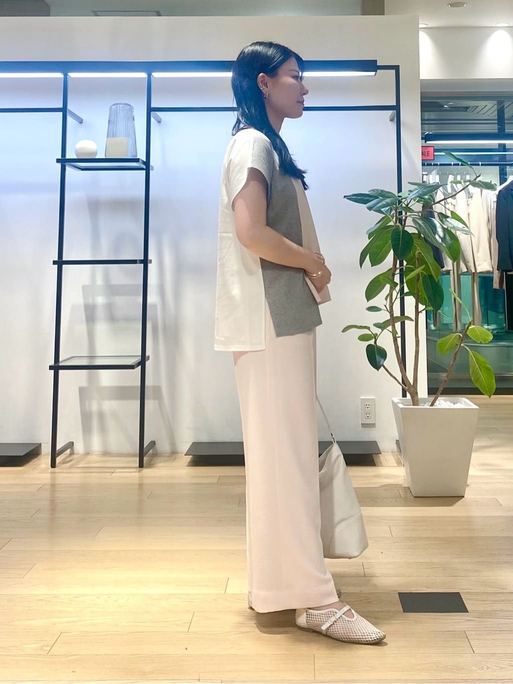 misakiさんの「INDIVI｜【洗える／汗ジミ防止】バイカラー＆アシメヘム Tシャツ」を使ったコーディネート