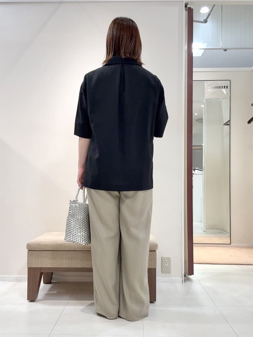YUIさんの「UNTITLED｜【UVカット/接触冷感/吸水速乾/ゆったり】V開きネックシャツ」を使ったコーディネート