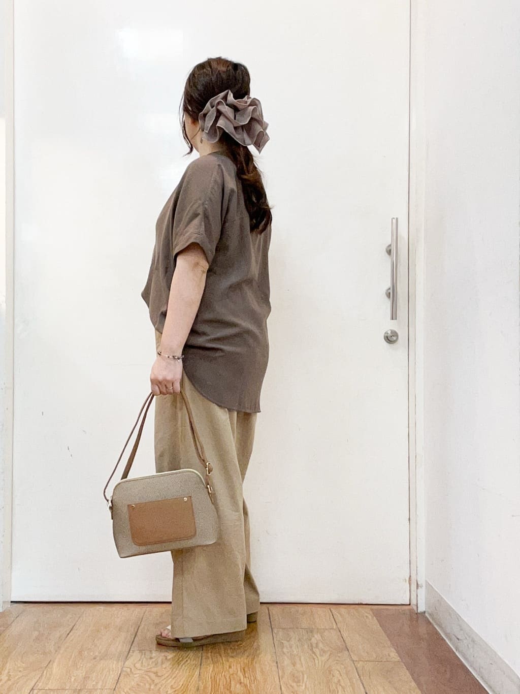 haruさんの「SHOO･LA･RUE｜【洗える/プチプラ】大人の抜け感をプラスする バンドカラーシャツ」を使ったコーディネート