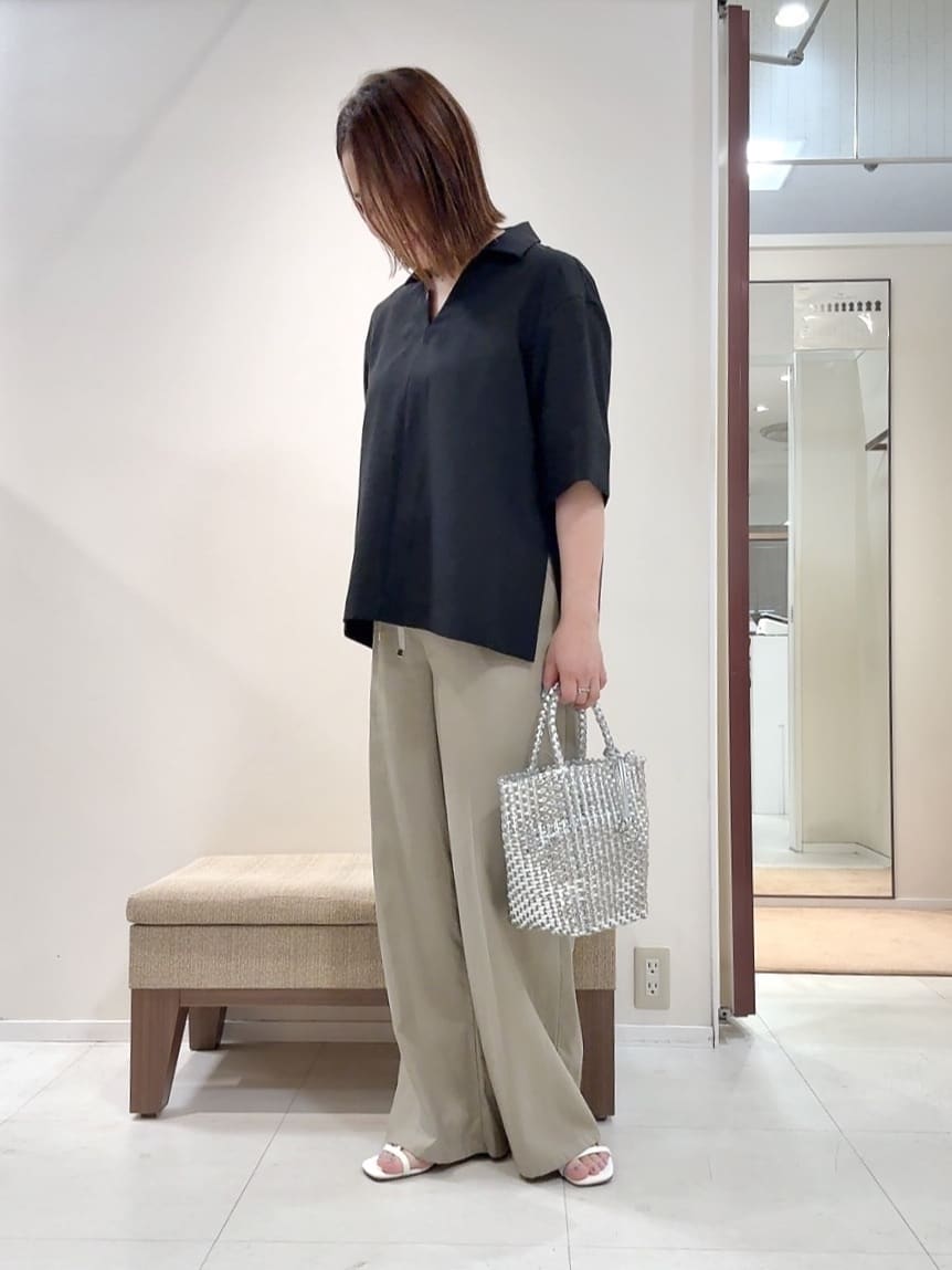 YUIさんの「UNTITLED｜【UVカット/接触冷感/吸水速乾/ゆったり】V開きネックシャツ」を使ったコーディネート