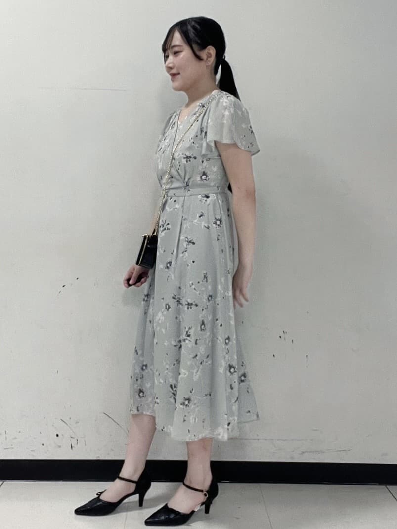 Hitomiさんの「index｜カシュクールフラワーワンピース【洗濯機洗い可】」を使ったコーディネート