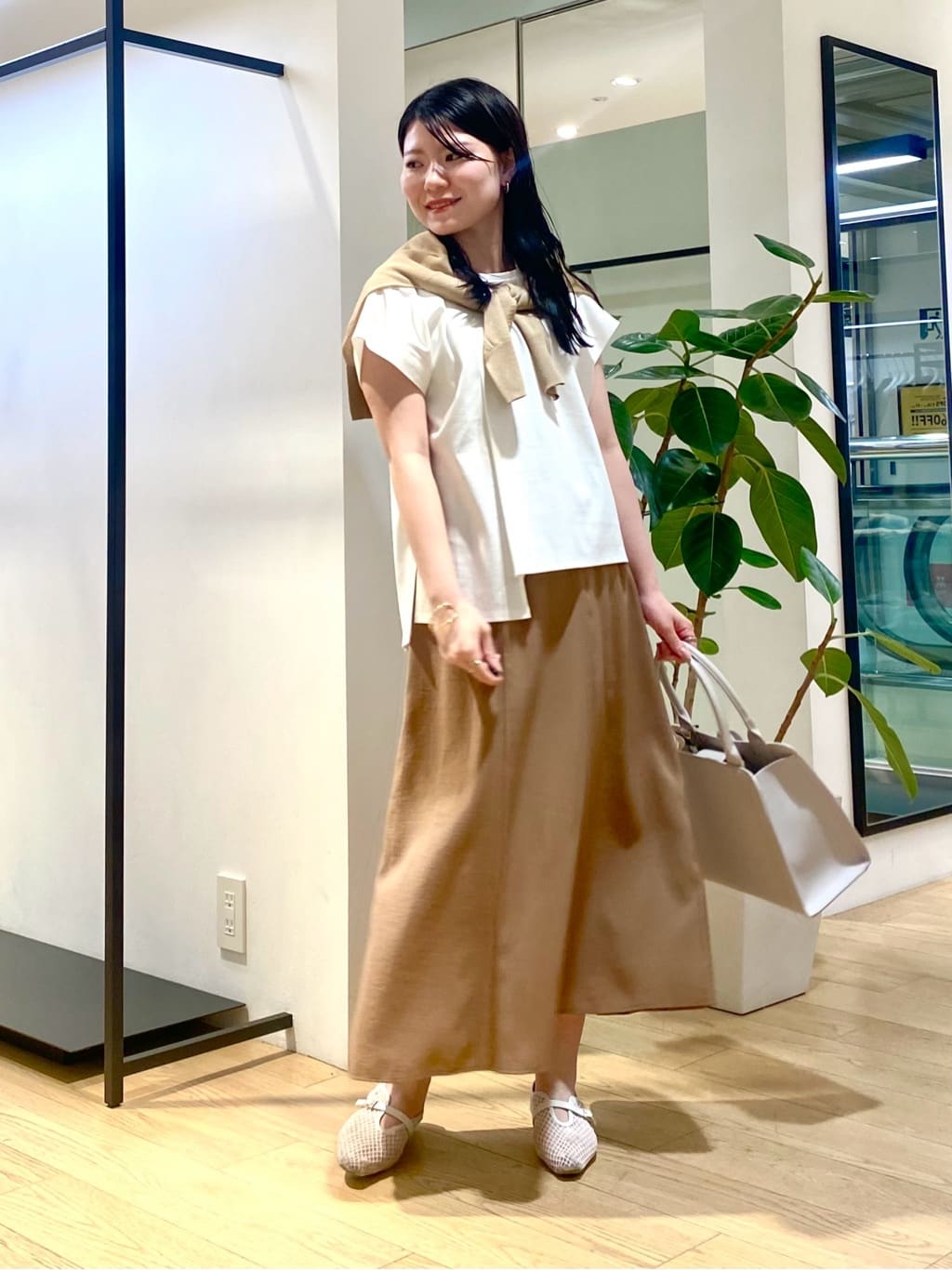 misakiさんの「INDIVI｜【洗える／汗ジミ防止】バイカラー＆アシメヘム Tシャツ」を使ったコーディネート