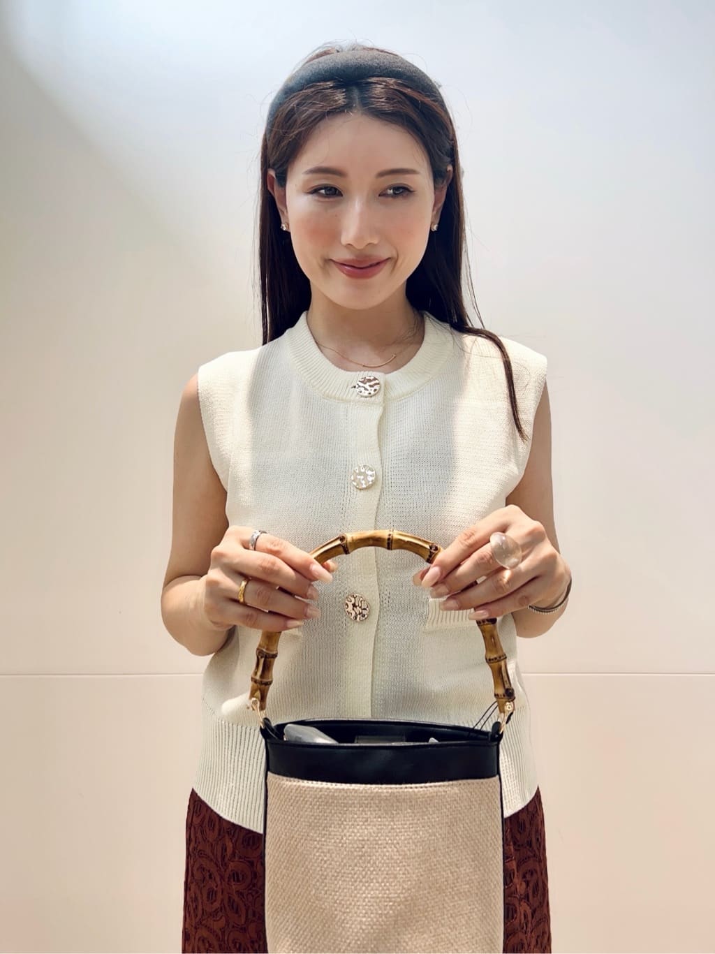 maiさんの「OPAQUE.CLIP｜変形ブロンズボタンニットベスト【洗濯機洗い可】」を使ったコーディネート