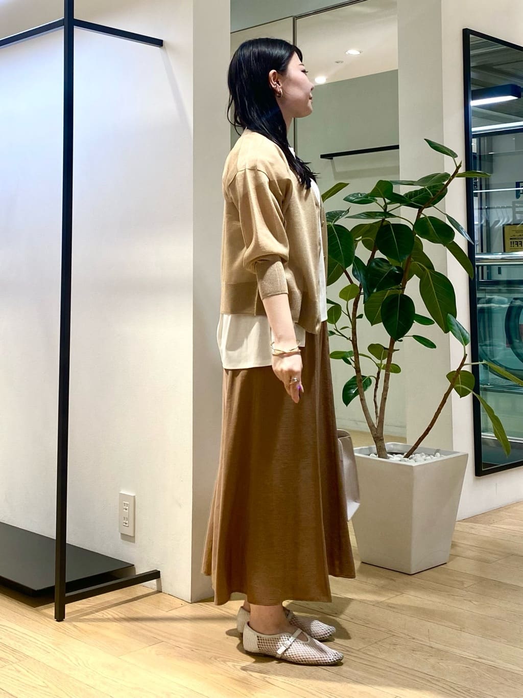 misakiさんの「INDIVI｜【洗える／汗ジミ防止】バイカラー＆アシメヘム Tシャツ」を使ったコーディネート