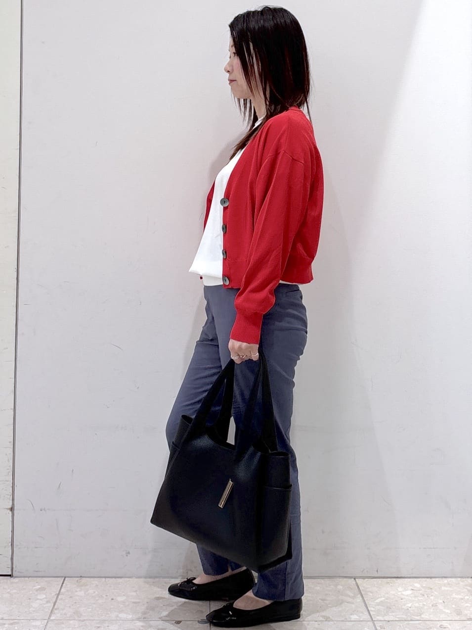 mameさんの「OPAQUE.CLIP｜麻混ハイストレッチイージースティックパンツ【洗濯機洗い可】」を使ったコーディネート