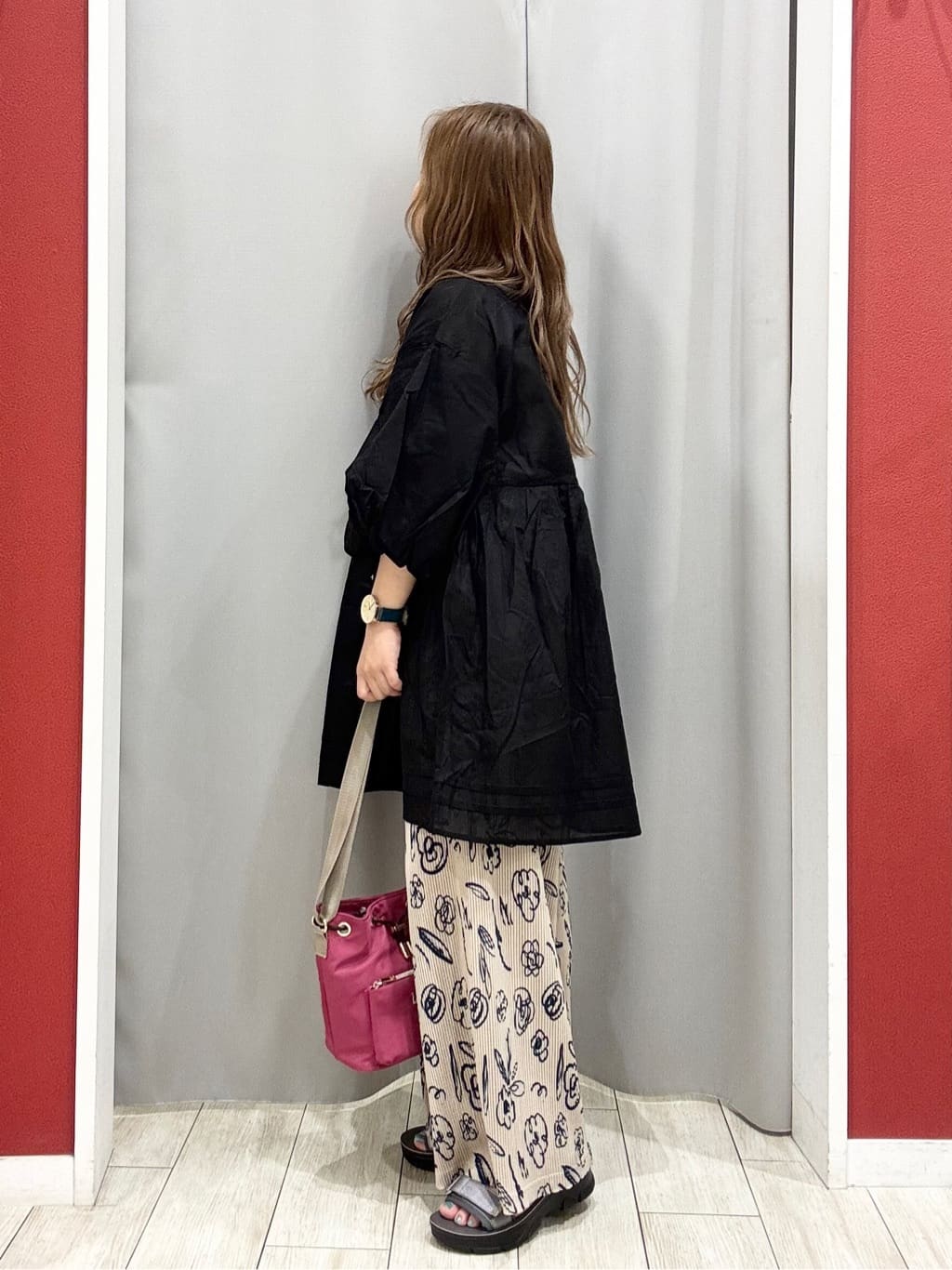 shioさんの「SHOO･LA･RUE｜【洗濯機可/柄が選べる】さらさら楽ちん プリーツ ワイドパンツ」を使ったコーディネート