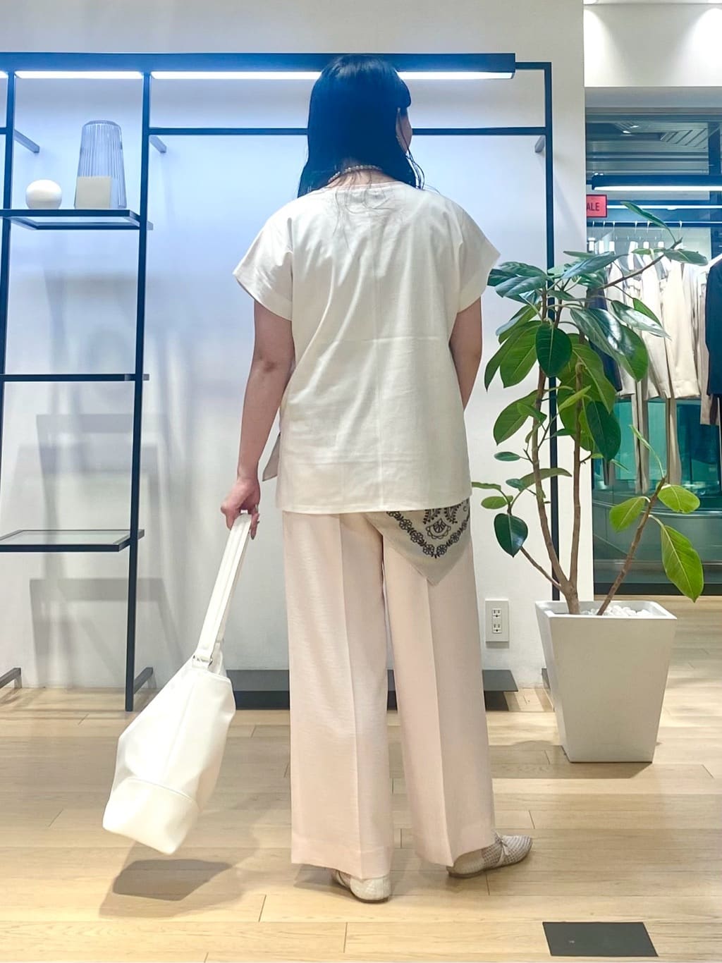 misakiさんの「INDIVI｜【洗える／汗ジミ防止】バイカラー＆アシメヘム Tシャツ」を使ったコーディネート