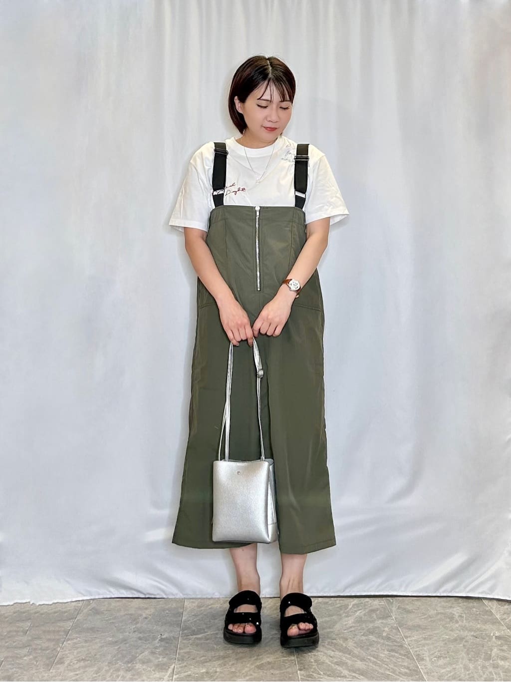 ネリさんの「SHOO･LA･RUE｜【ひんやり】大人のカジュアルスタイルに レタリング刺繍Tシャツ」を使ったコーディネート