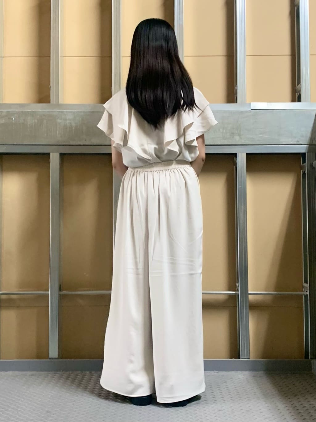 sahoさんの「THE SHOP TK｜【ONOFF活躍】フリルデザインブラウス/セットアップ可」を使ったコーディネート