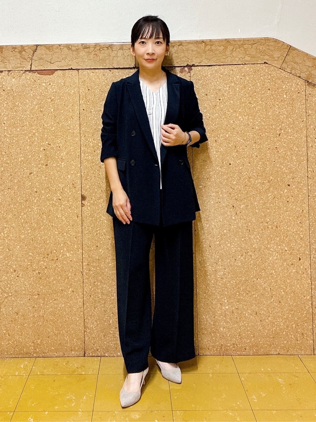 hattoriさんの「INDIVI｜【洗える／通勤】無地＆マルチストライプ柄Vネックブラウス」を使ったコーディネート