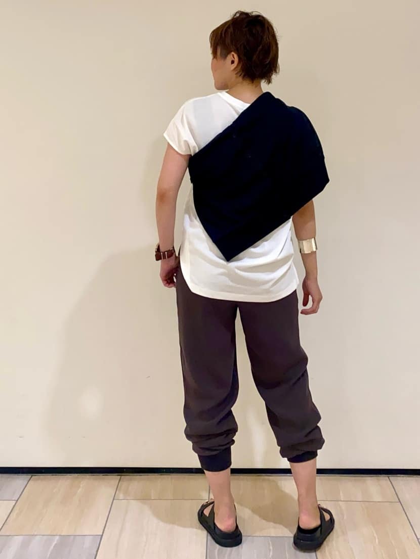 mari_831さんの「UNTITLED｜【吸水速乾/ウエストゴム】バックサテン ジョグパンツ」を使ったコーディネート