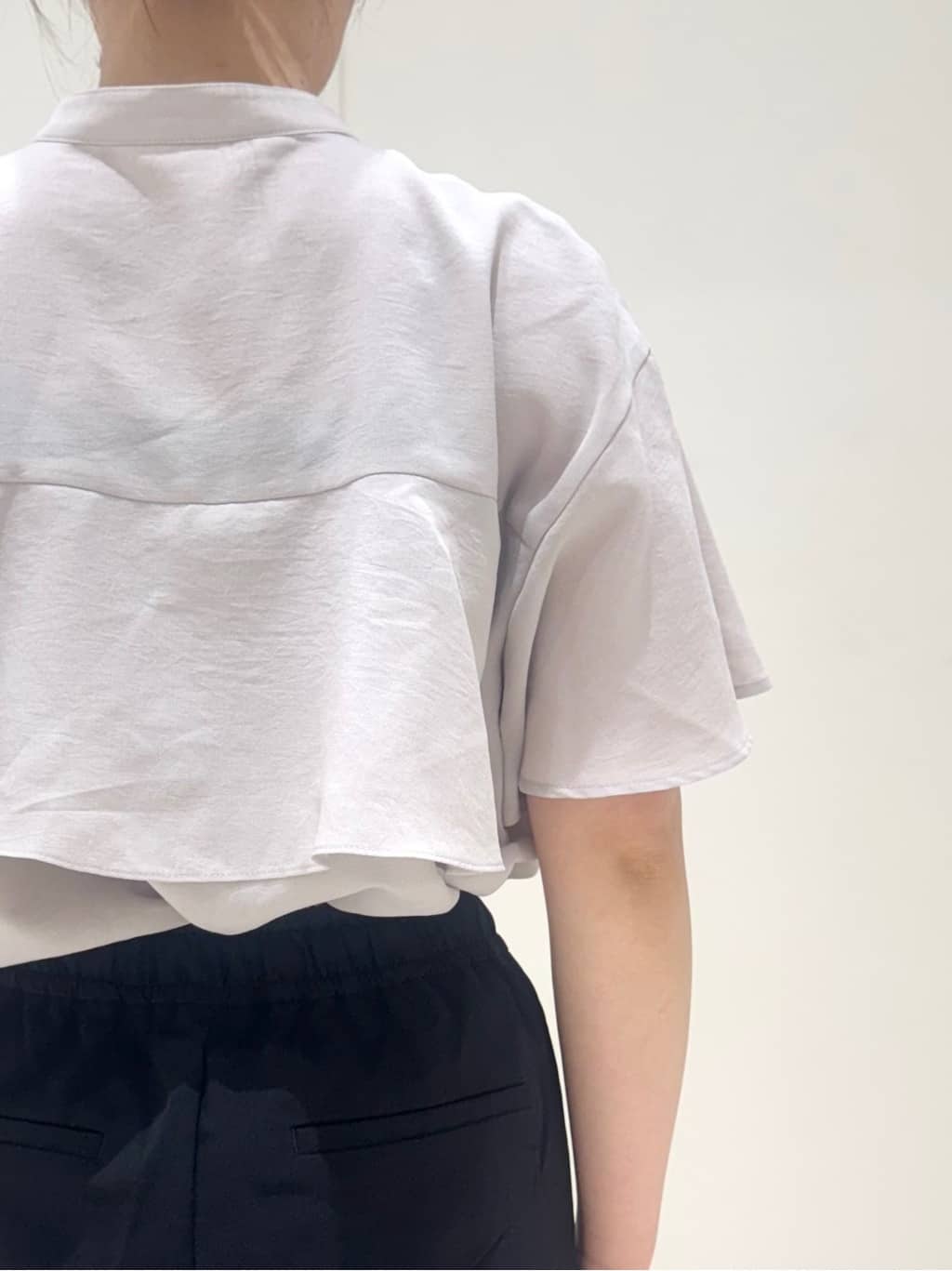 Minaさんの「OPAQUE.CLIP｜バックフリルバンドカラーブラウス【洗濯機洗い可／吸水速乾／接触冷感】」を使ったコーディネート