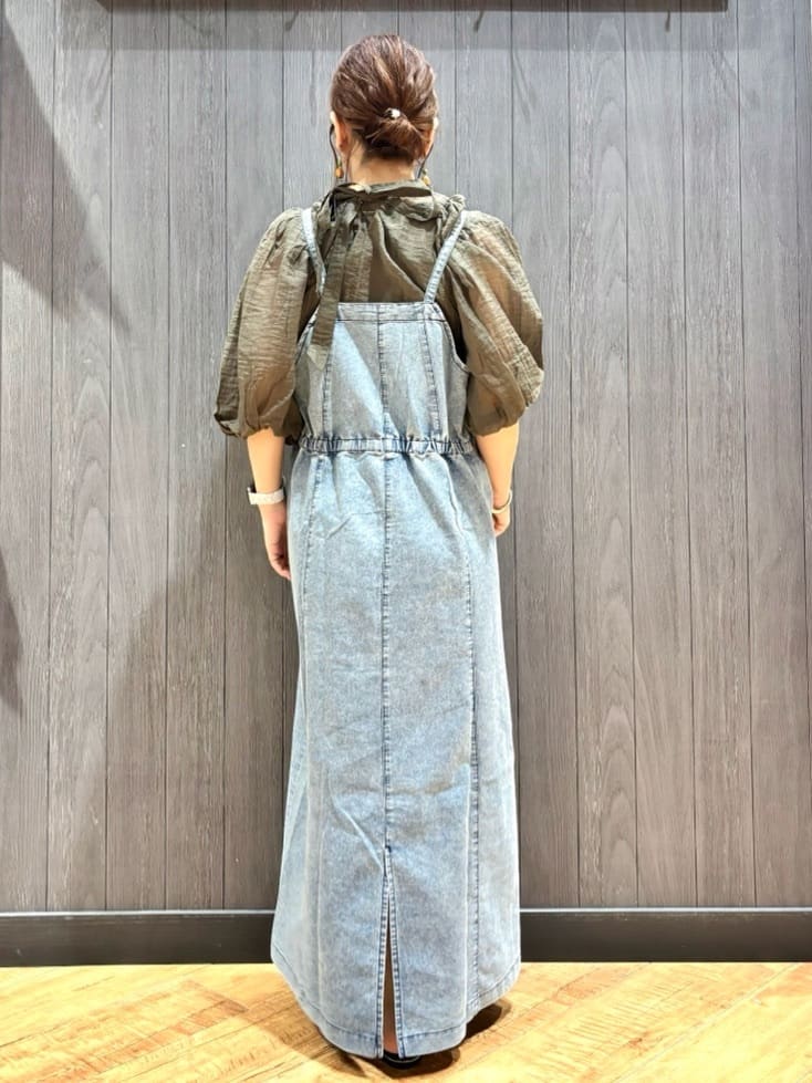 meiさんの「SHOO･LA･RUE｜【S-LL/前後2WAY】バルーンスリーブが華やか こなれ見えシアーブラウス」を使ったコーディネート