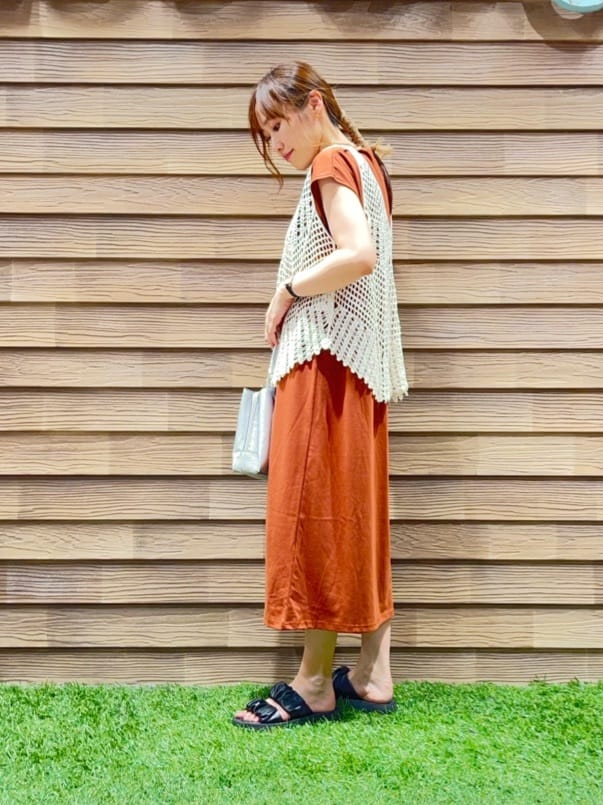 himiさんの「SHOO･LA･RUE｜【2点セット】クロシェ編みレースベスト＋Tシャツワンピースセット」を使ったコーディネート