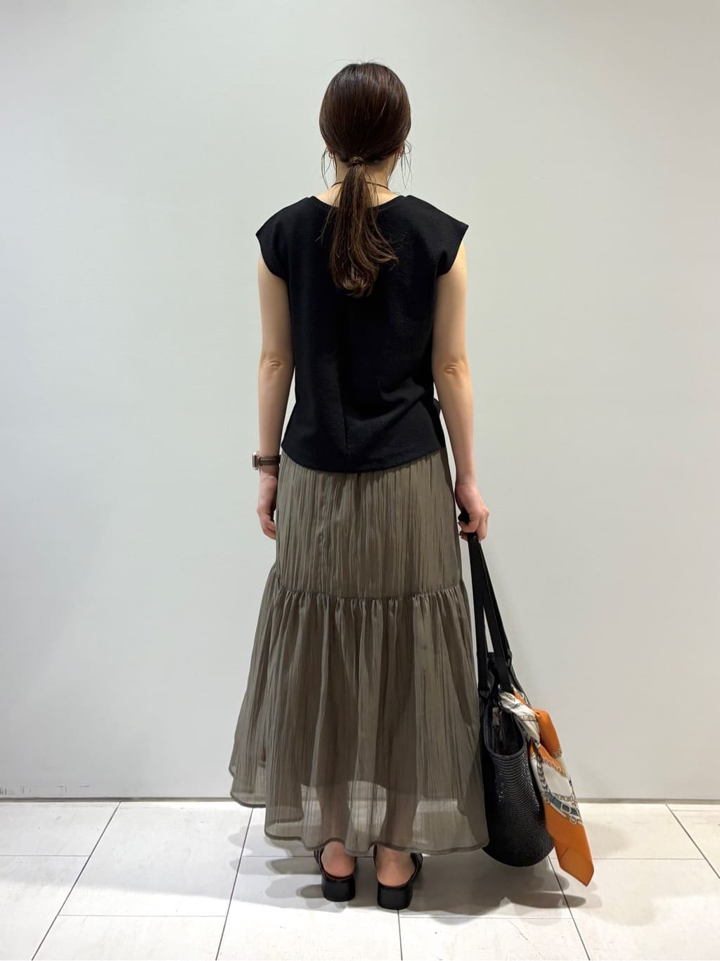 KAOさんの「INDIVI｜【2点セット／着回し◎】ノースリーブ＆ティアードスカート カセット服」を使ったコーディネート