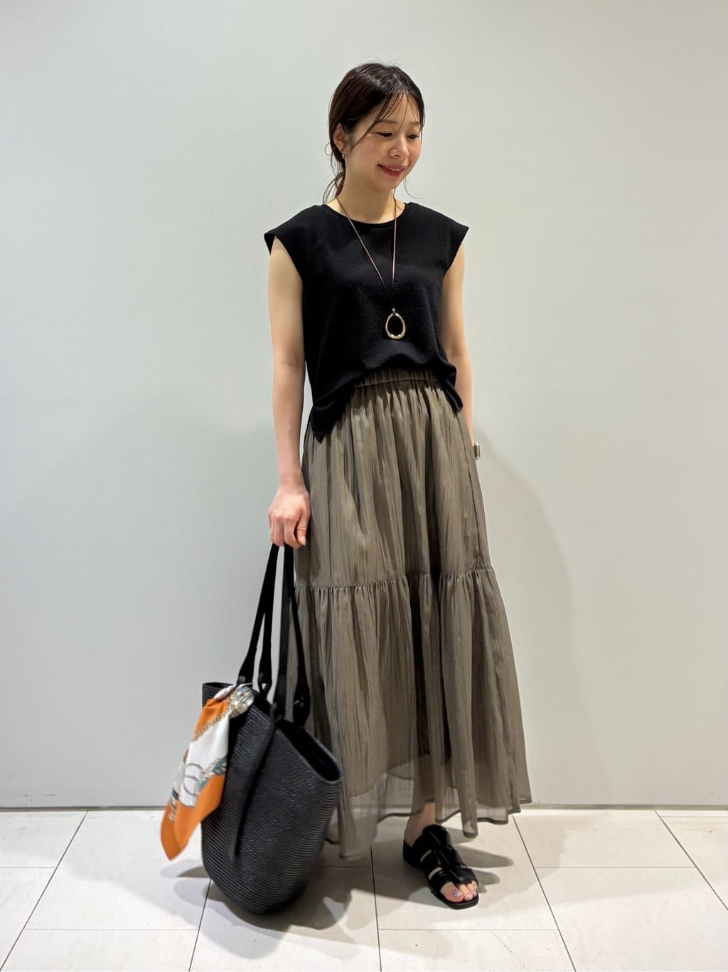 KAOさんの「INDIVI｜【2点セット／着回し◎】ノースリーブ＆ティアードスカート カセット服」を使ったコーディネート