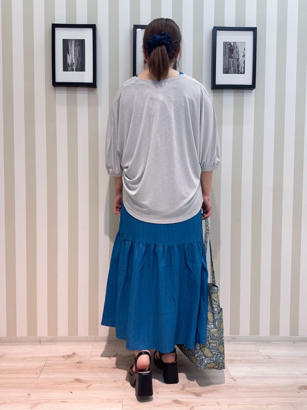 みさぼうさんの「SHOO･LA･RUE｜【S-LL】後ろ姿も抜かりなく 1枚でサマ見え ティアードワンピース」を使ったコーディネート