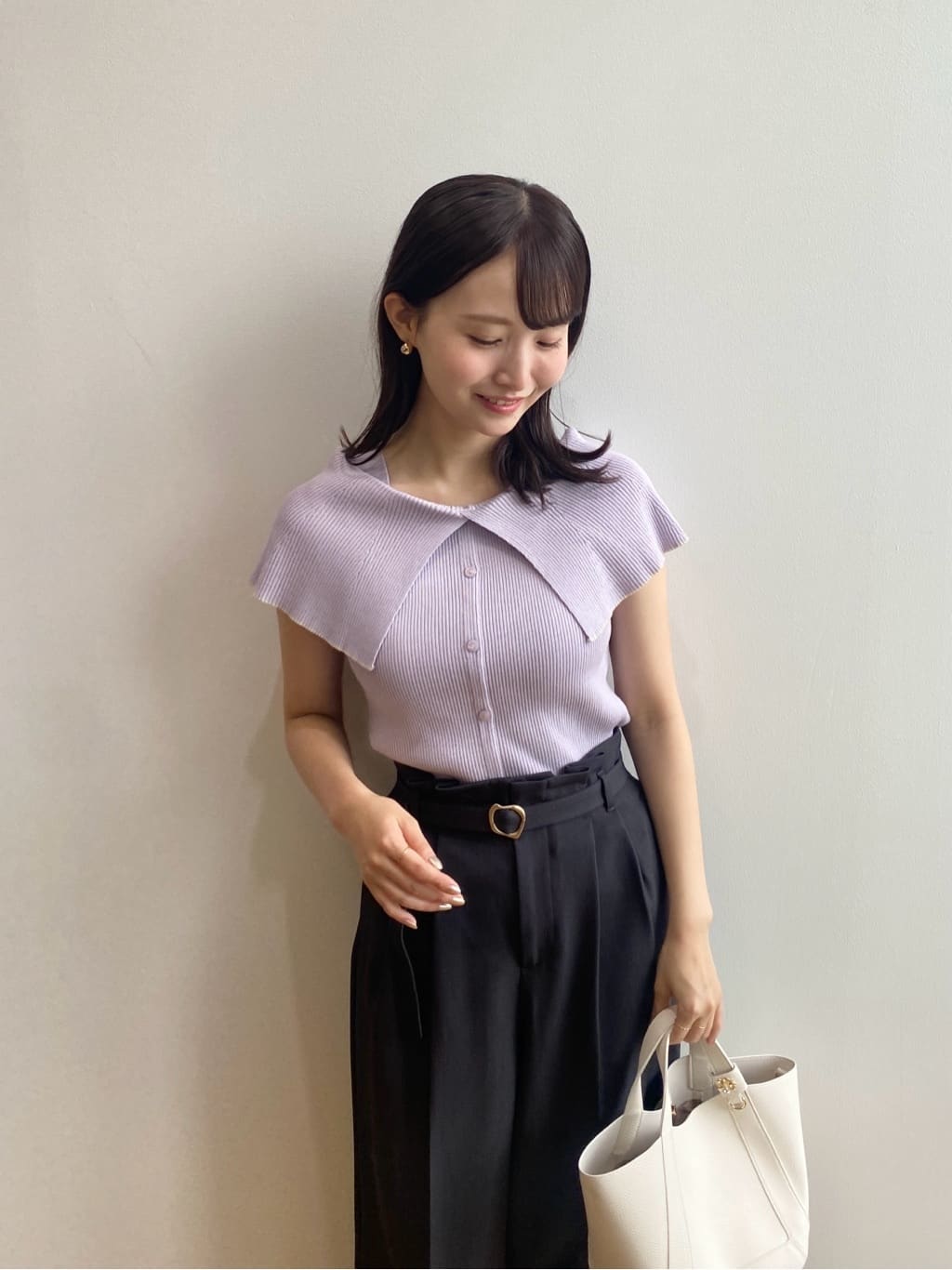 みさかさんの「index｜前後2wayオフショルビッグカラーニット【洗濯機洗い可／抗ピル】」を使ったコーディネート