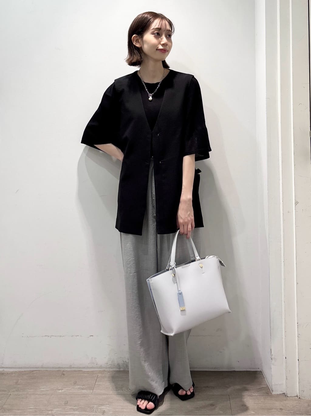 ぶまりんさんの「OPAQUE.CLIP｜リネンライクタックワイドパンツ【洗濯機洗い可】」を使ったコーディネート