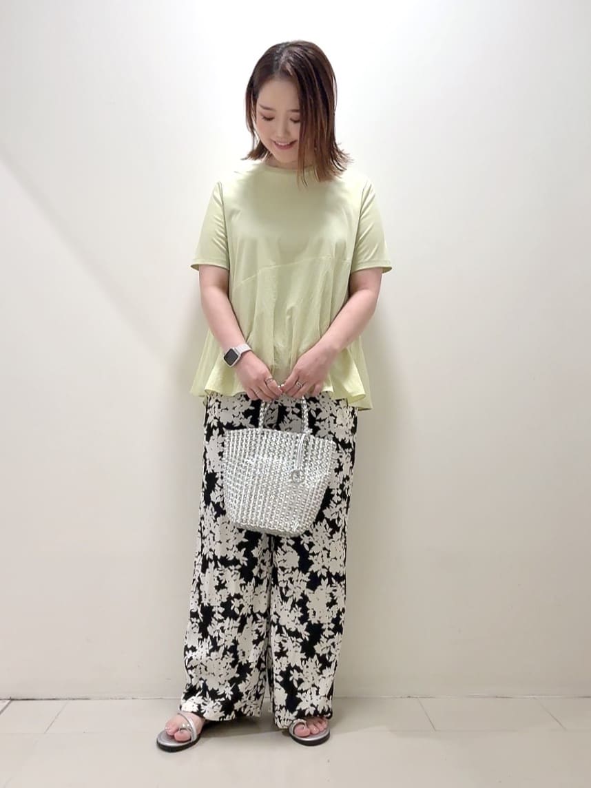 YUIさんの「UNTITLED｜【ウエストゴム/ワイド/柄】モノトーンフラワーパンツ」を使ったコーディネート