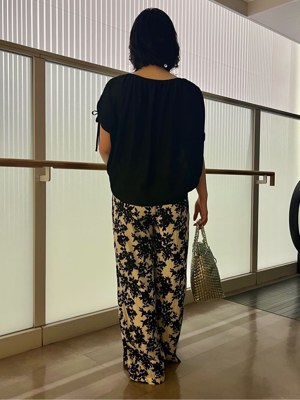 ちりんさんの「UNTITLED｜【ウエストゴム/ワイド/柄】モノトーンフラワーパンツ」を使ったコーディネート