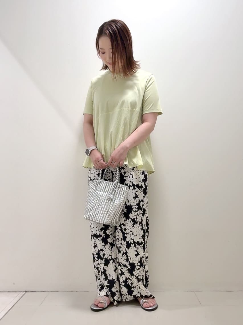 YUIさんの「UNTITLED｜【ウエストゴム/ワイド/柄】モノトーンフラワーパンツ」を使ったコーディネート