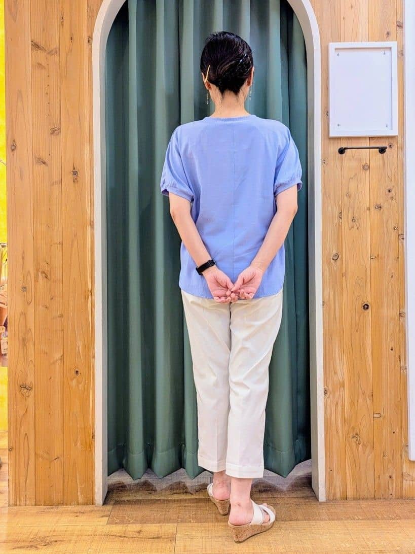 ショーコラさんの「SHOO･LA･RUE｜【ひんやり/洗濯後しわになりにくい】リブ切り替えドルマンブラウス」を使ったコーディネート