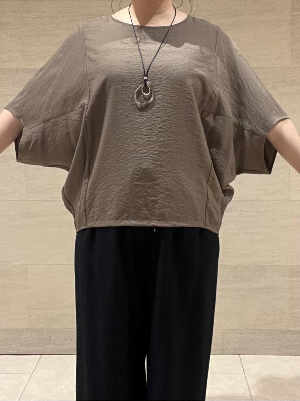 TOMOMIさんの「INDIVI｜【洗える／UVケア／SETUP可能】ドロストワイドパンツ」を使ったコーディネート